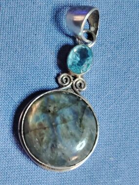 A STUNNING PAIR, LABRADORITE & LONDON BLUE TOPAZ PENDT. STERLING.18 STERLING CH.